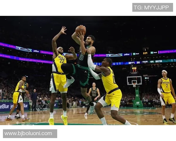 步行者与活塞激战正酣NBA赛场精彩瞬间回顾与分析